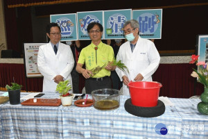 林世賢市長偕同李武波醫師（右）與連哲震醫師示範如何清理各種容器。