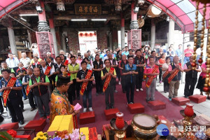 南瑤宮庚子年笨港進香將自8月7 日起駕市長林世賢等人在法師帶領下置天台並祭拜媽祖。