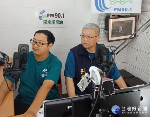 北港警分局因應暑假期間防制青少年加、被害等犯罪行為，偵查隊副隊長陳昱銘前往電台宣導青春專案緝毒成果及反毒策略。