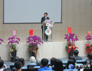 北港高中舉辦卸新任校長送舊迎新會，原校長傅國樑交棒給江耀淇校長，家長會長蘇紋亨等代表獻上祝福與期許。