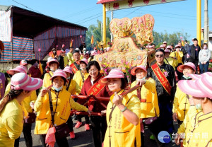 芬園鄉天公爐主交接，扛神轎特色。