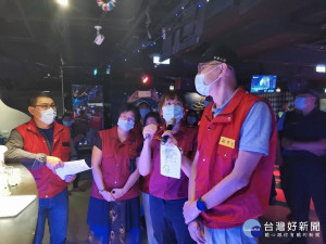 副市長謝政達5日晚間率市府公共安全聯合稽查小組，擇定板橋區2處室內密閉空間之視聽歌唱場所進行新防疫運動之政策宣導及視察