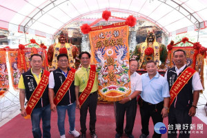 南瑤宮笨港進香主委林世賢市長授頭香旗給彰化開基祖廟。