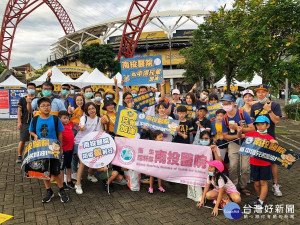 中信邀醫護人員看球賽減壓滅火。（南投醫院提供）