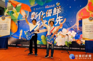 新北市長侯友宜出席記者會揹著電吉他與彰化縣長王惠美揹著電貝斯閃亮登台，代表雙府兩大音樂盛事「新北河海音樂季」及「王功漁火節」搶先亮相（圖／記者黃村杉攝）