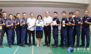 張麗善縣長至縣警局發送小禮物，感謝員警對縣轄治安、交通、為民服務工作之付出與努力，藉由行動表達對於「辛勞警察父親」的慰問與敬意。