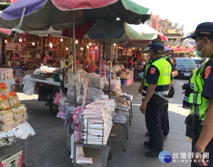 北港朝天宮每逢假日進香客絡繹不絕，北港警方加強取締路霸及清道行動，以維用路人權利，另提醒民眾落實防疫戴口罩、保持安全社交距離。