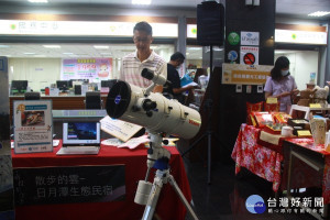 南投生態民宿提供專業級設備讓遊客觀星。（記者扶小萍攝）