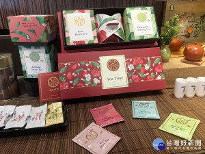 南投縣農會推信手拈茶。（記者扶小萍攝）