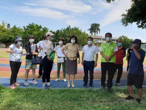 立委蘇治芬邀國教署走訪北港、元長、虎尾、林內等處的8所國中小，針對學校硬體更新、排水改善、校園美化等問題會勘。