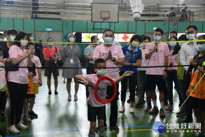 新北市長侯友宜7日出席於青山國中小舉辦身障學生適應體育暑期育樂營活動，並與45位身障學生一起進行地板滾球大賽