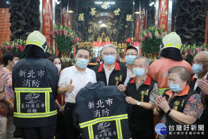 新北市長侯友宜8日前往蘆洲湧蓮寺參拜祈福，且接受廟方捐贈200套消防衣及6240顆住警器