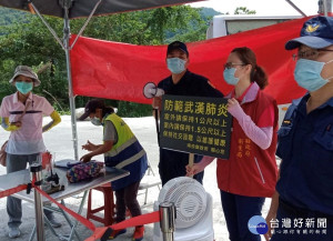 信義分局員警在雙龍七彩吊橋園區宣導防疫。

