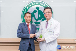 彰基院長陳穆寬（右）與 羅氏醫療診斷儀器（股）公司總經理鄧傑成（左）。圖／彰基醫院提供