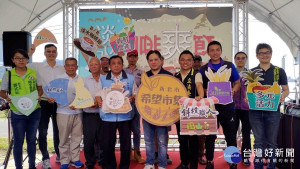 「淡水咖啡節」，8日在淡水捷運站後廣場隆重展開，副市長吳明機及農業局長李玟到場擔任一日咖啡師，並協助小農叫賣農產品