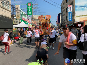 南瑤宮「老二媽」回鑾，信眾設香案祈福「攢轎底」熱鬧滾滾。