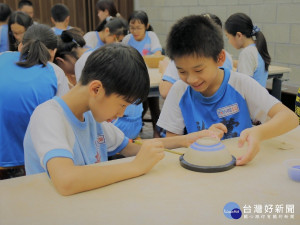 引導學員在「畫坯」過程中，了解各圖騰代表的意義