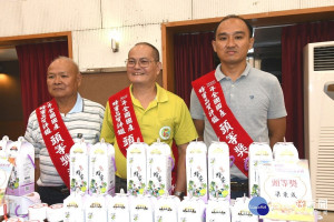 勇奪2020全國國產龍眼蜜品質評鑑頭等獎的梁東成（左）、梁東新（右）父子與王木欽（中），為彰化市爭光。