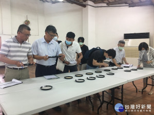 草屯農會今日進行稻米達人冠軍賽評審。（記者扶小萍攝）
