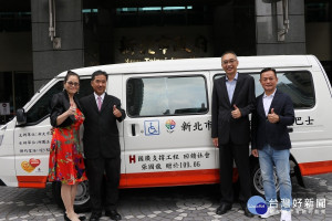 張國龍由議員李余典陪同捐新北市復康巴士，副市長謝政達代表受贈
