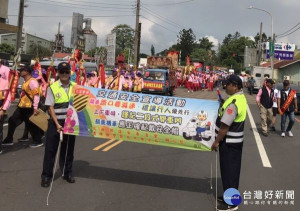 南瑤宮徒步笨港進香團日前抵達北港，北港警分局道安宣導團沿途進行交通安全宣導，民眾目不轉睛，爭相索取道安宣導品。