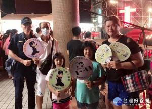 北港警分局道安宣導團配合「洪榮宏返鄉平安演唱會」，傳達交通安全新觀念，大小朋友熱情參與，充分達到寓教於樂的效果。