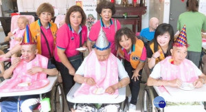 北英獅子會會長陳寶貴邀請前會長吳雅雯、分區主席王秀卿及獅友們，前往伊甸園養護中心為長輩們慶生與餵食，陪伴度過一個特別的父親佳節。