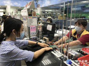 新北市103年全國首創護照代辦服務廣獲好評，除陸續吸引各縣市跟進，內政部11日起推行至全國戶所開辦護照一站式服務