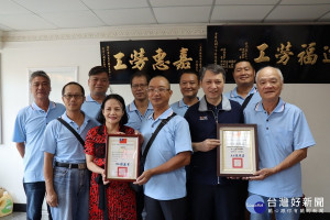 為感謝工會的行善團義舉，勞工局長陳瑞嘉與原民局長羅美菁11日親自拜訪工會理事長們，並頒發感謝狀以慰勞行善團成員的付出與辛勞