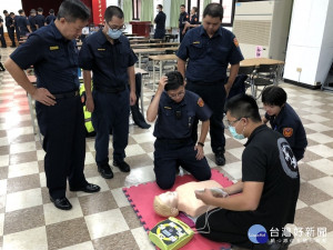 海山警分局11日邀轄區消防大隊救護教官前來傳授員警AED與CPR急救技術