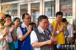 桃園市長鄭文燦於「桃園區慈文市民活動中心整修工程」中上香祈禱工程順利平安。