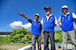 林縣長李處長在貓羅溪堤防頂步道遠眺景觀極美。（縣府提供）