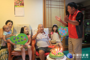 新北市榮民服務處副處長游文勇今(12)日率服務處同仁及榮欣志工，赴板橋區為榮民賀廷海爺爺慶祝百歲壽誕