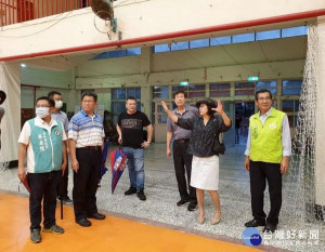 立委蘇治芬邀請體育署長官及縣議員蔡岳儒等人，會勘中小學校園環境與活動中心，將爭取改造成複合式活動中心，讓居民能共享校園設施。