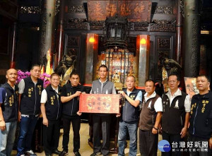 艋舺青山宮管理委員會準備「六獻」大禮，前往北港朝天宮送上邀請大帖，盼再續85年前「北港媽祖參贊艋舺青山王祭」盛況。