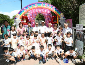 彰化市長林世賢（後戴帽者）和2對結婚滿60年夫婦（右後方）以及小朋友們歡迎大家8月22日傍晚一起來走鵲橋。