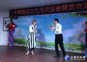 中華梅花文化藝術交流協會全體會員來到板橋榮家關懷長輩，展現了「梅花」的無畏精神與風雨故人來的溫暖