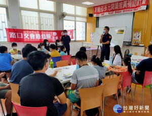 臺西警分局結合東勢鄉109年暑期夏令營活動，針對預防犯罪、毒品防制、防貪肅貪及婦幼、交通安全宣導。（記者陳昭宗拍攝）