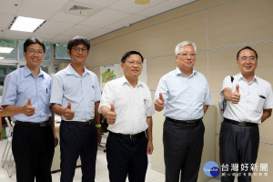 嘉義市府協調台電、台水聯合申挖，台電詹漢魁經理（左一）、台水吳界明副處長（左二）、台電曾陳發副處長（右二）、台水工務課孫嘉福（右一）／陳致愷翻攝
