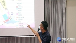 水里鄉公所秘書主持浪漫七夕情定鵲橋暨葡萄嘉年華說明會。（記者吳素珍攝）