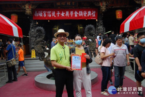 林世賢市長逐一向獲頒獎學金的同學恭喜並合影留念。