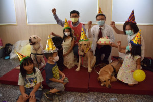 彰基兒童醫院、台灣導盲犬協會及現場小朋友為亞瑟慶生。

