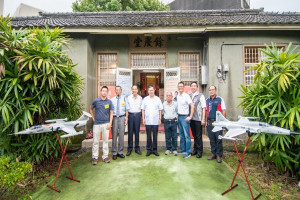 桃園市長鄭文燦參訪在八德餘慶堂巡展的「鐵翼榮光-前空軍桃園基地傳奇」。
