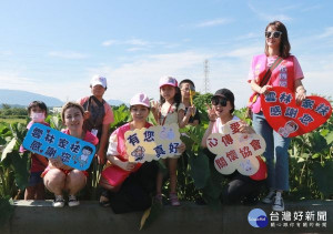 雲林家扶親子在心傳愛關懷協會志工陪伴下，體驗採芋樂趣，增進親子互動與食農教育，歡度夏日時光。