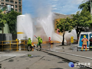 副市長謝政達及消防局長黃德清17日上午10時視察新莊華新麗華公司公共危險物品自衛消防編組暨搶救示範演練