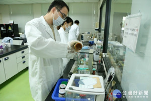 嘉義縣衛生局抽驗普渡食品／陳致愷翻攝