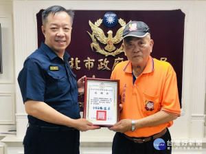 板橋深丘福德宮18日下午由主委黃水盛代表捐贈海山分局電子血壓計7部 