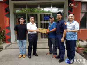 呂新財局長由信義分局分局長呂育騰陪同前往派出所慰勞值勤同仁。