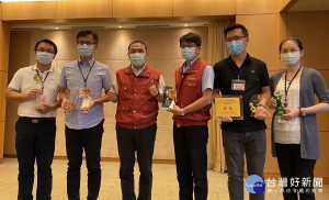 環保局長程大維19日率各科室主管於市政會議中代表獻獎