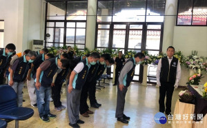 林火土處長19日率領全處同仁代表前往致祭，表達內心的感恩、不捨及無限敬意 